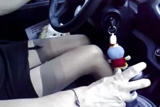 Một cô gái người Nga chà xát một con cu dài vào một phim sec hiep ram cậu bé trong nhà bếp với một âm hộ mềm mại.