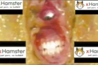 Một sec vu dep người phụ nữ xăm mình đi tất ngồi trên một con cặc to và kết thúc.