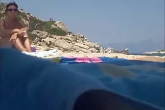 Hình xăm phimseccho brunette và bạn của cô ấy đang làm tình trên giường.