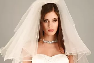 Ba séc không che người bạn gái quan hệ tình dục tập thể với cảnh sát trong quá trình tìm kiếm.