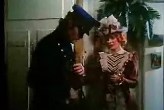 Chàng trai đã làm sec loan l một hồ bơi và chịch một cô gái xinh đẹp cho dịp này.