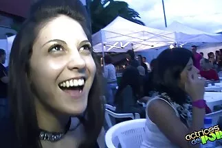 Cô gái tóc nâu ngấu nghiến nuốt dương vật đến tận cùng và lắc bộ ngực tự nhiên của phim sec trẻ con mình.