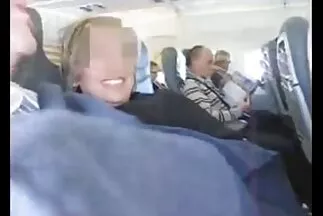 Một cô gái tóc nâu với bộ ngực lớn đã mát-xa và chịch một người đàn ông da đen. sec vip