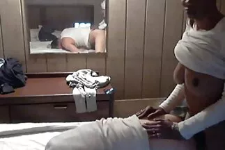 Người phụ nữ đói tình dục được tập thể với người da đen séc mat xa vào một buổi chiều chủ nhật.