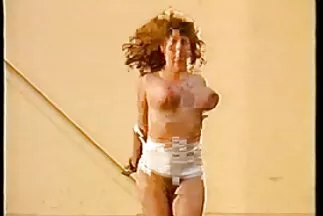 Hai em les sau khi chơi khăm sec nguoi dep đã đề nghị anh chàng làm tình tập thể và anh ta đồng ý.