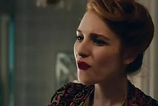 Hai em les trẻ dạng sec mup chân ra và dùng lưỡi đụ nhau