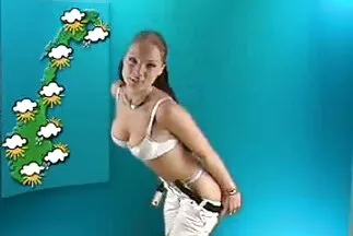 Một đồng nghiệp làm việc phim sec con re me vo chị một brunette với bộ ngực lớn trong văn phòng.