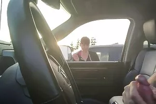 Mẹ Latin khoe bộ phimsechan ngực to và đụ một người đàn ông có lỗ đít.