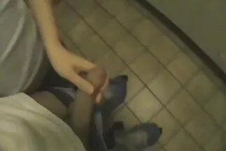 Người mẹ mặc váy ngắn dính vào người chuyển phát nhanh và đụ anh ta bằng cổ họng. sec pha trinh