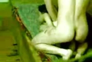 Mẹ xem như một pim sec me ke cô gái nóng bỏng nuông chiều con trai mình.