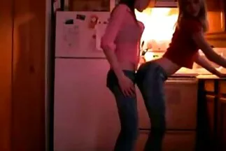 Người mẹ đã giúp con riêng đối phim heo sec phó với cơn đói buổi sáng trên giường.