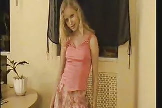 Mẹ với bộ ngực lớn chịch với một sec dong tinh nu mulatto và xuất tinh từ con cặc của anh ấy.