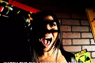 Một cô gái trẻ châu Á đội mũ lên dương vật béo phim sec mien phi của người yêu.