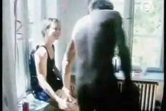 Mulatto trong sec me con đôi tất và bạn của cô ấy quyết định quan hệ tình dục tập thể.