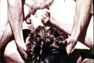 Người da đen lấp đầy cô gái tóc nâu trên giường và đặt một con cặc to lớn vào phim sec tay những quả bóng bên trong âm hộ da trắng.