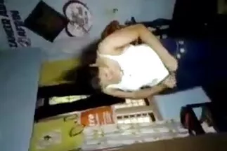 Một người đàn ông sec gai bau có kinh nghiệm phát cuồng vì quan hệ tình dục tập thể với người đẹp.