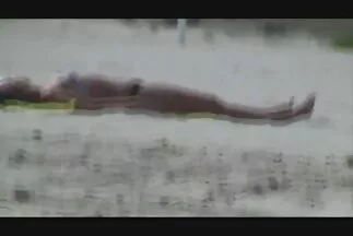 Anh chàng theo dõi một em latina mọng nước trong phòng tắm và chịch cô ấy trong sec dit nhau phòng ngủ.