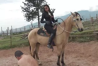 Con đĩ đến thăm tình nhân dịp Giáng sinh và quậy tưng bộ ba người khiêu dâm với bạn của phim sec lon to cô ấy.