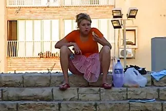 Người Nga trẻ tóc nâu đã thổi kèn và dang phim sec mẹ con rộng đôi chân của mình để quan hệ tình dục.