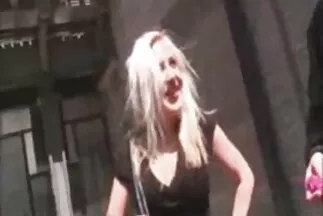 Một phim sec bo chong con dau mulatto xinh đẹp bú cặc của một đồng chí già.