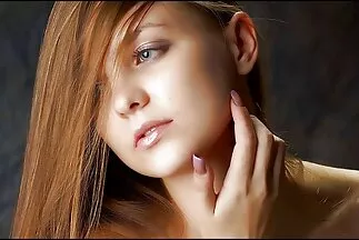 Cô gái tóc nâu có hình xăm trong phòng sec me vo khách nhảy lên người đàn ông của cô ấy.