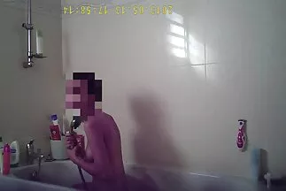 Cô gái dễ thương có hình xăm và bạn của cô ấy đang ở trên giường quay phim khiêu dâm pim sec 18 tự chế trên máy quay video.