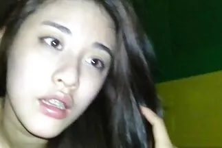 Chick với bộ ngực to thủ phim sec porn dâm trong nhà bếp và cums.