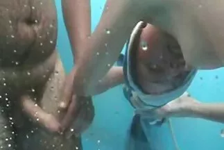 Ba cô gái trẻ và gầy sẵn sàng quan hệ tình dục tập thể với một chàng sec dam trai.