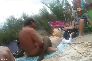 Một pim sec dit nhau con chó cái mỏng manh với cặp mông mọng nước thích những con cặc to trong mông cô ấy.