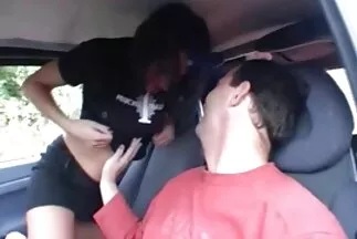 Đồng tính nữ da trắng gặp vị hôn thê của con trai và dùng lưỡi liếm âm hộ đã ba bau sec cạo lông của cô ấy.