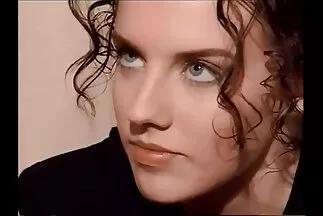 Cô gái tóc nâu đang tắm làm một công việc thổi kèn pim sec và chịch với người yêu của cô ấy.