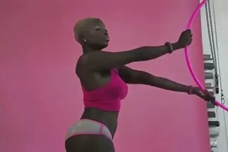 Hai cô gái trẻ phim sec beo tóc vàng nhảy lên người bạn.