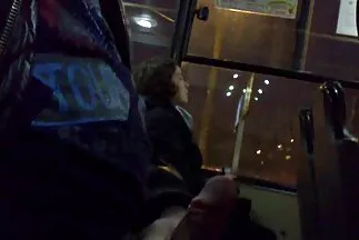 Hai người đồng fimsêc tính nữ trẻ tuổi tóc đỏ đang làm hài lòng một người bạn chung