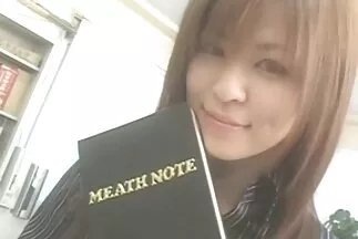 Cô gái cởi sec pha chinh quần và có một con cặc mạnh mẽ trong hậu môn chặt chẽ.