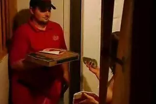 Cô gái có bộ ngực to và hình xăm trên cơ thể đang có một cuộc phim sec quan doi đụ nóng bỏng.