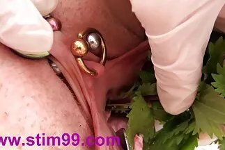 Người phụ phim sec co giao thao nữ xinh đẹp kéo dài hậu môn của mình bằng một món đồ chơi và nhảy lên con cặc của anh chàng.