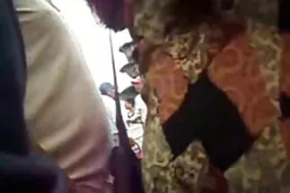 Sếp phim séc pro hói đập mạnh thư ký trong văn phòng của mình.