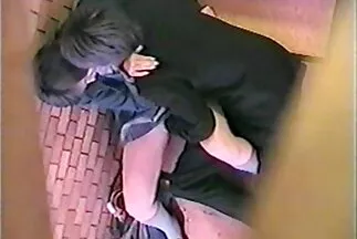 Trẻ tóc sec cổ trang nâu đánh bóng người bạn cứng của cô ấy bằng lỗ hậu môn của cô ấy.