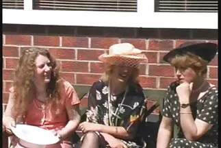 Các chàng trai trao đổi bạn gái và chịch vào mông họ trên phim sec bo chong nang dau đi văng.