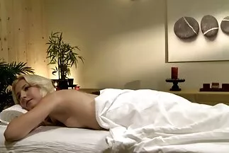 Anh chàng bị sec ong chau bạn gái bán khỏa thân đang ngủ kích thích và lợi dụng cơ thể của cô.