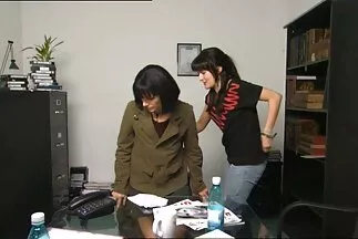 Anh chàng đụ một cô phimmsec gái tóc nâu gầy trong tất cả các lỗ cho một chiếc xe sạch sẽ.