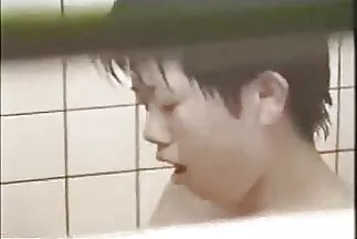 Busty Karma phim sec v Ryks với hình xăm thổi kèn và chịch trong văn phòng theo kiểu chó với ông chủ.