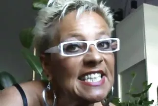 Tóc đỏ làm cho phim sec giao vien cô gái tóc vàng liếm âm hộ và thủ dâm bằng dương vật giả.