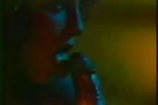 Slender brunette cums từ quan hệ tình phim sec dit ba gia dục điên cuồng với một gã không cạo râu.