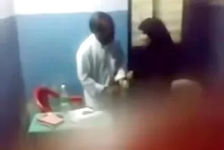 Một con chó cái phim sec that với hình thức sang trọng cho một người đàn ông da đen với một dương vật lớn.