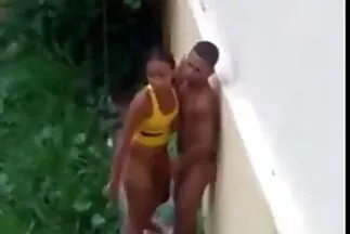 Một con gà trong vớ nuông chiều con cặc của một anh chàng sechay bằng một handjob chất lượng.