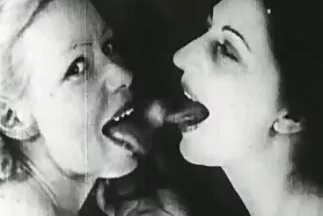 Skinny brunette bị sec tre em xé toạc và thâm nhập gấp đôi.