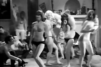 Thiếu niên gầy guộc đã sẵn sàng cho một nhóm quan hệ tình dục với những anh sec gai sinh người tình có hình xăm và kiêm của họ