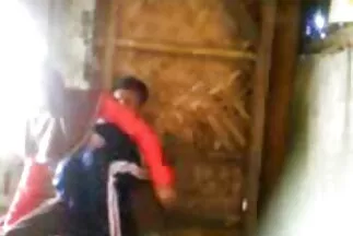 Một cô gái tóc vàng với cặp mông to có một cái khe để xỏ lỗ hậu môn và gấp phim sec tre em đôi.