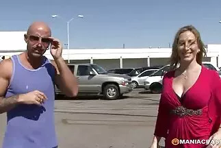 Người đàn ông có râu cưỡi phim sec tu xuong gà tự chế đeo kính trên tinh ranh.